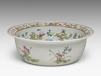 A fine chinese famille rose 'one hundred butterflies' washbasin, le shou tang mark, 19thc, h 13 - ø 39 cm - added a covered vase, 19thc, total h 44 cm - afbeelding 14 van  16