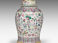 A fine chinese famille rose 'one hundred butterflies' washbasin, le shou tang mark, 19thc, h 13 - ø 39 cm - added a covered vase, 19thc, total h 44 cm - afbeelding 16 van  16