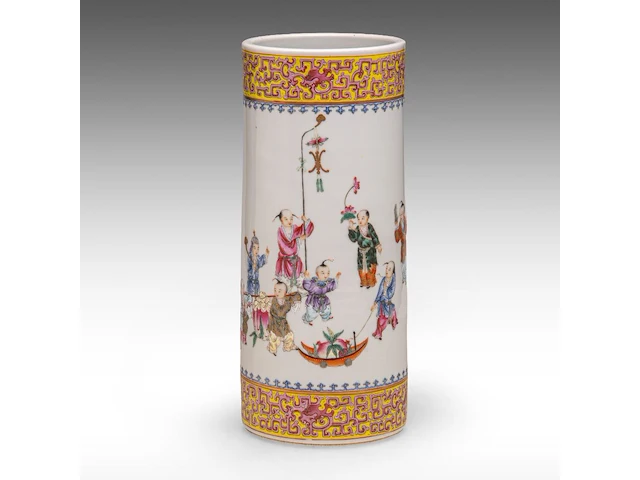 A fine chinese famille rose 'playful boys' cylindrical vase, with a guangxu mark, h 28 cm - afbeelding 1 van  6