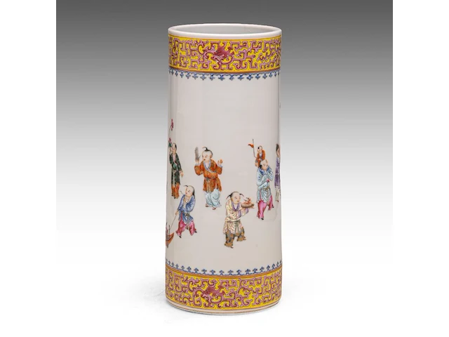 A fine chinese famille rose 'playful boys' cylindrical vase, with a guangxu mark, h 28 cm - afbeelding 2 van  6