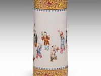 A fine chinese famille rose 'playful boys' cylindrical vase, with a guangxu mark, h 28 cm - afbeelding 2 van  6