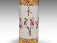 A fine chinese famille rose 'playful boys' cylindrical vase, with a guangxu mark, h 28 cm - afbeelding 3 van  6