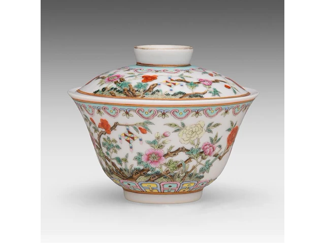 A fine chinese famille rose ‘wind chime and flower garden’ gaiwan tea bowl and cover, marked guangxu, h 6 - ø 10,8 cm - afbeelding 1 van  6