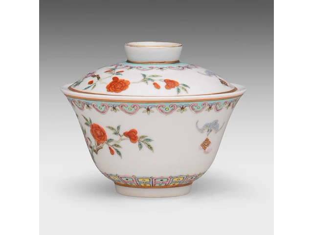 A fine chinese famille rose ‘wind chime and flower garden’ gaiwan tea bowl and cover, marked guangxu, h 6 - ø 10,8 cm - afbeelding 2 van  6