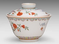 A fine chinese famille rose ‘wind chime and flower garden’ gaiwan tea bowl and cover, marked guangxu, h 6 - ø 10,8 cm - afbeelding 2 van  6