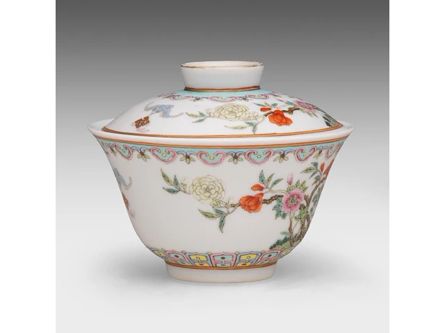 A fine chinese famille rose ‘wind chime and flower garden’ gaiwan tea bowl and cover, marked guangxu, h 6 - ø 10,8 cm - afbeelding 3 van  6