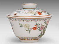 A fine chinese famille rose ‘wind chime and flower garden’ gaiwan tea bowl and cover, marked guangxu, h 6 - ø 10,8 cm - afbeelding 3 van  6