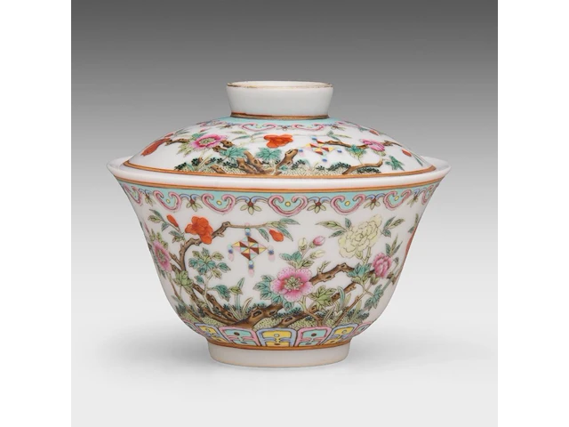 A fine chinese famille rose ‘wind chime and flower garden’ gaiwan tea bowl and cover, marked guangxu, h 6 - ø 10,8 cm - afbeelding 4 van  6
