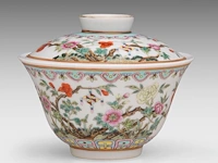A fine chinese famille rose ‘wind chime and flower garden’ gaiwan tea bowl and cover, marked guangxu, h 6 - ø 10,8 cm - afbeelding 4 van  6