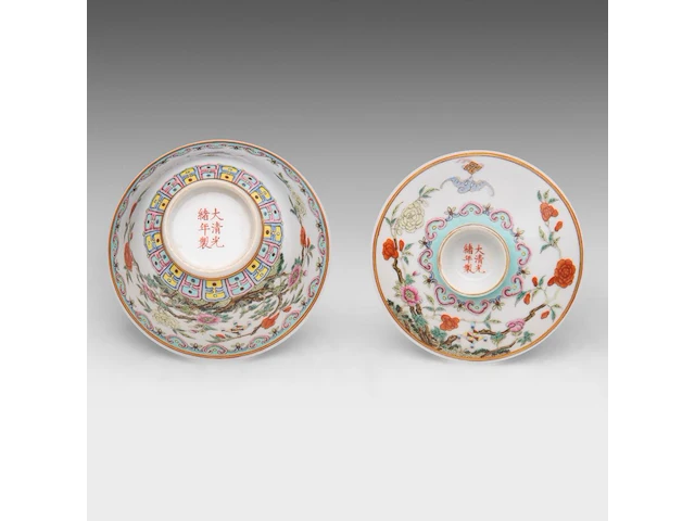 A fine chinese famille rose ‘wind chime and flower garden’ gaiwan tea bowl and cover, marked guangxu, h 6 - ø 10,8 cm - afbeelding 6 van  6