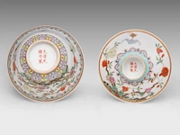 A fine chinese famille rose ‘wind chime and flower garden’ gaiwan tea bowl and cover, marked guangxu, h 6 - ø 10,8 cm - afbeelding 6 van  6