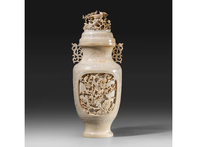A fine chinese ivory sculpted vase, decorated with cranes in a forest landscape, and birds among branches, late qing dynasty (19thc), h 31 cm - w 13 cm - 1655g (+) - afbeelding 1 van  7