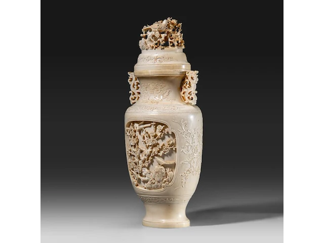 A fine chinese ivory sculpted vase, decorated with cranes in a forest landscape, and birds among branches, late qing dynasty (19thc), h 31 cm - w 13 cm - 1655g (+) - afbeelding 2 van  7