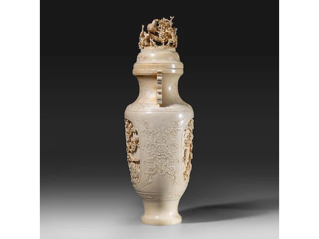 A fine chinese ivory sculpted vase, decorated with cranes in a forest landscape, and birds among branches, late qing dynasty (19thc), h 31 cm - w 13 cm - 1655g (+) - afbeelding 3 van  7