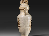 A fine chinese ivory sculpted vase, decorated with cranes in a forest landscape, and birds among branches, late qing dynasty (19thc), h 31 cm - w 13 cm - 1655g (+) - afbeelding 3 van  7