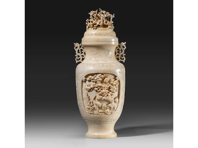 A fine chinese ivory sculpted vase, decorated with cranes in a forest landscape, and birds among branches, late qing dynasty (19thc), h 31 cm - w 13 cm - 1655g (+) - afbeelding 4 van  7