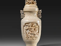 A fine chinese ivory sculpted vase, decorated with cranes in a forest landscape, and birds among branches, late qing dynasty (19thc), h 31 cm - w 13 cm - 1655g (+) - afbeelding 4 van  7