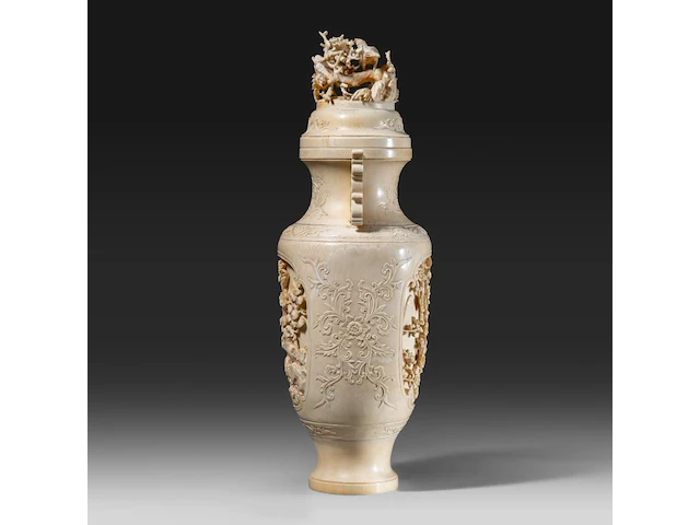 A fine chinese ivory sculpted vase, decorated with cranes in a forest landscape, and birds among branches, late qing dynasty (19thc), h 31 cm - w 13 cm - 1655g (+) - afbeelding 5 van  7