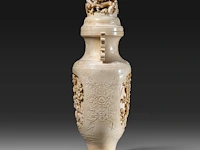 A fine chinese ivory sculpted vase, decorated with cranes in a forest landscape, and birds among branches, late qing dynasty (19thc), h 31 cm - w 13 cm - 1655g (+) - afbeelding 5 van  7