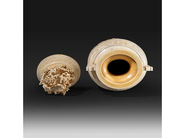 A fine chinese ivory sculpted vase, decorated with cranes in a forest landscape, and birds among branches, late qing dynasty (19thc), h 31 cm - w 13 cm - 1655g (+) - afbeelding 6 van  7