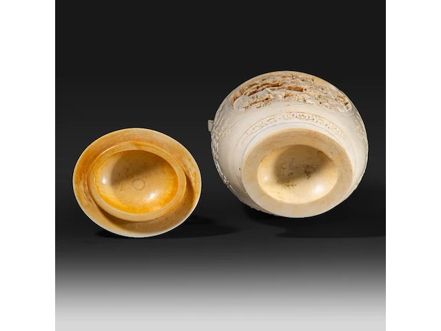 A fine chinese ivory sculpted vase, decorated with cranes in a forest landscape, and birds among branches, late qing dynasty (19thc), h 31 cm - w 13 cm - 1655g (+) - afbeelding 7 van  7