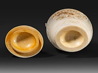 A fine chinese ivory sculpted vase, decorated with cranes in a forest landscape, and birds among branches, late qing dynasty (19thc), h 31 cm - w 13 cm - 1655g (+) - afbeelding 7 van  7