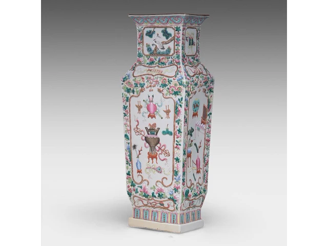 A fine chinese 'one hundred treasures' fanghu vase, 19thc, h 58 cm - afbeelding 2 van  8