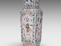 A fine chinese 'one hundred treasures' fanghu vase, 19thc, h 58 cm - afbeelding 2 van  8