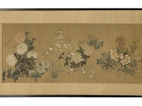 A fine chinese painting, 'chrysanthemums and peonies', colour on silk, ming dynasty, framed 182 x 91,5 cm - afbeelding 2 van  4