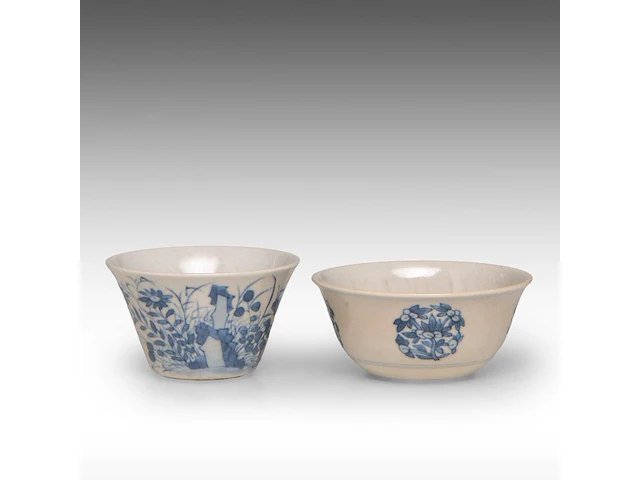 A fine chinese soft-paste and underglaze blue 'goji medallions' and a 'grasshopper' tea bowl, chenghua and jiajing mark, h 3,4 - 4 cm - afbeelding 1 van  7