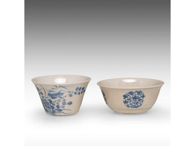 A fine chinese soft-paste and underglaze blue 'goji medallions' and a 'grasshopper' tea bowl, chenghua and jiajing mark, h 3,4 - 4 cm - afbeelding 2 van  7