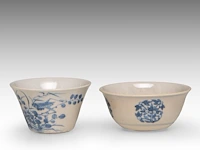 A fine chinese soft-paste and underglaze blue 'goji medallions' and a 'grasshopper' tea bowl, chenghua and jiajing mark, h 3,4 - 4 cm - afbeelding 2 van  7