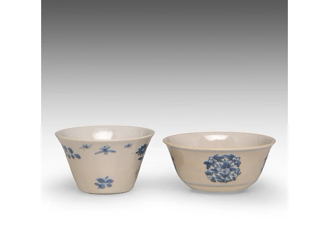 A fine chinese soft-paste and underglaze blue 'goji medallions' and a 'grasshopper' tea bowl, chenghua and jiajing mark, h 3,4 - 4 cm - afbeelding 3 van  7