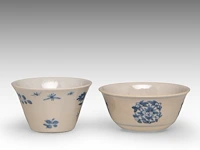 A fine chinese soft-paste and underglaze blue 'goji medallions' and a 'grasshopper' tea bowl, chenghua and jiajing mark, h 3,4 - 4 cm - afbeelding 3 van  7