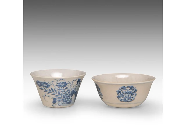 A fine chinese soft-paste and underglaze blue 'goji medallions' and a 'grasshopper' tea bowl, chenghua and jiajing mark, h 3,4 - 4 cm - afbeelding 4 van  7