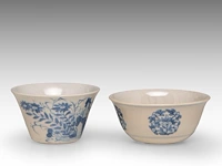 A fine chinese soft-paste and underglaze blue 'goji medallions' and a 'grasshopper' tea bowl, chenghua and jiajing mark, h 3,4 - 4 cm - afbeelding 4 van  7