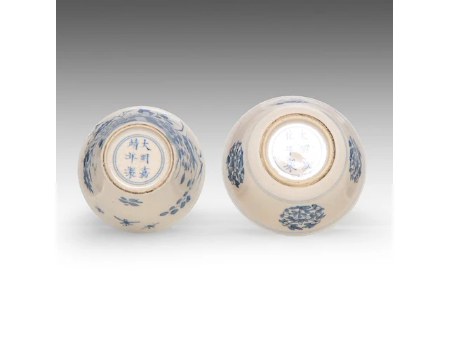A fine chinese soft-paste and underglaze blue 'goji medallions' and a 'grasshopper' tea bowl, chenghua and jiajing mark, h 3,4 - 4 cm - afbeelding 5 van  7
