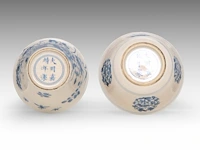 A fine chinese soft-paste and underglaze blue 'goji medallions' and a 'grasshopper' tea bowl, chenghua and jiajing mark, h 3,4 - 4 cm - afbeelding 5 van  7