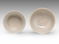 A fine chinese soft-paste and underglaze blue 'goji medallions' and a 'grasshopper' tea bowl, chenghua and jiajing mark, h 3,4 - 4 cm - afbeelding 6 van  7