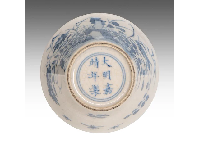 A fine chinese soft-paste and underglaze blue 'goji medallions' and a 'grasshopper' tea bowl, chenghua and jiajing mark, h 3,4 - 4 cm - afbeelding 7 van  7