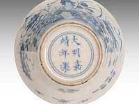 A fine chinese soft-paste and underglaze blue 'goji medallions' and a 'grasshopper' tea bowl, chenghua and jiajing mark, h 3,4 - 4 cm - afbeelding 7 van  7
