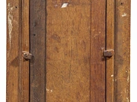 A fine copy after the left wing of the diptych of christiaan de hondt, abbot of ter duinen in koksijde, by the master of 1499, oil on oak 33 x 15.5 cm. (12.99 x 6.09 in.), frame: 43 x 25.5 cm. (16.92 x 10.03 in.) - afbeelding 3 van  4