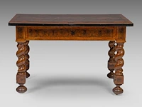 A fine dutch baroque walnut and burr centre table, decorated with star marquetry 74 x 120 x 80 cm. (29.12 x 47.24 x 31 1/2 in.) - afbeelding 2 van  8