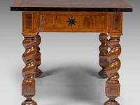 A fine dutch baroque walnut and burr centre table, decorated with star marquetry 74 x 120 x 80 cm. (29.12 x 47.24 x 31 1/2 in.) - afbeelding 5 van  8