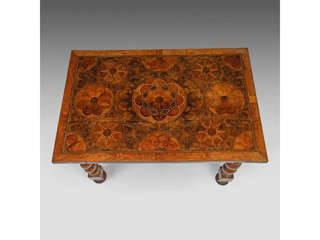 A fine dutch baroque walnut and burr centre table, decorated with star marquetry 74 x 120 x 80 cm. (29.12 x 47.24 x 31 1/2 in.) - afbeelding 6 van  8