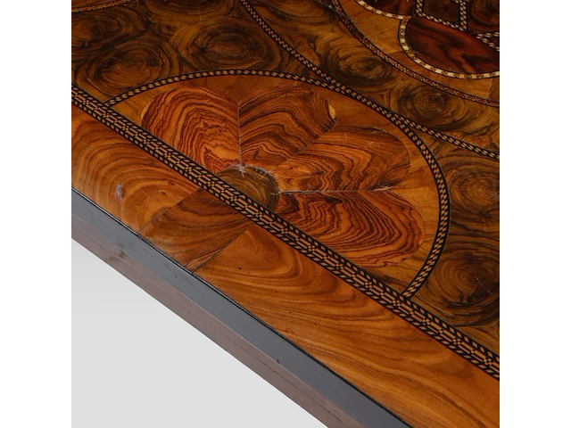 A fine dutch baroque walnut and burr centre table, decorated with star marquetry 74 x 120 x 80 cm. (29.12 x 47.24 x 31 1/2 in.) - afbeelding 7 van  8