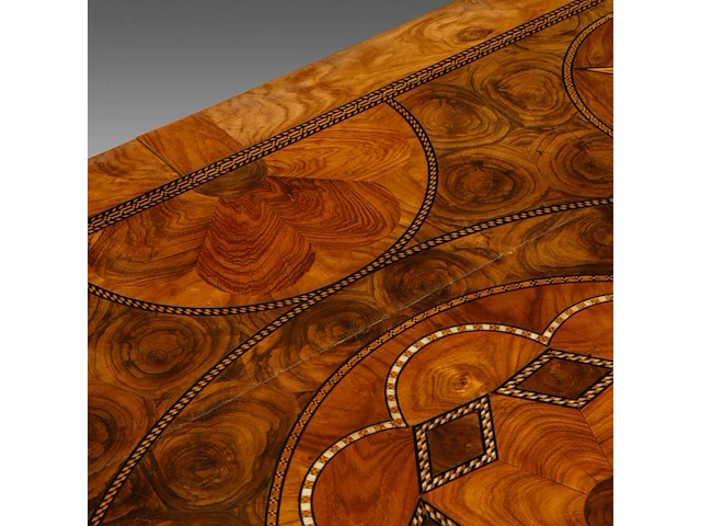 A fine dutch baroque walnut and burr centre table, decorated with star marquetry 74 x 120 x 80 cm. (29.12 x 47.24 x 31 1/2 in.) - afbeelding 8 van  8