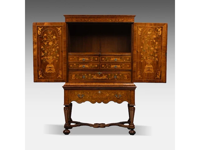 A fine dutch walnut veneered cabinet-on-stand, decorated with marquetry, early 18thc 176 x 110 x 53 cm. (69.29 x 43.31 x 20.87 in.) - afbeelding 2 van  14
