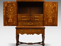 A fine dutch walnut veneered cabinet-on-stand, decorated with marquetry, early 18thc 176 x 110 x 53 cm. (69.29 x 43.31 x 20.87 in.) - afbeelding 2 van  14