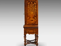A fine dutch walnut veneered cabinet-on-stand, decorated with marquetry, early 18thc 176 x 110 x 53 cm. (69.29 x 43.31 x 20.87 in.) - afbeelding 3 van  14